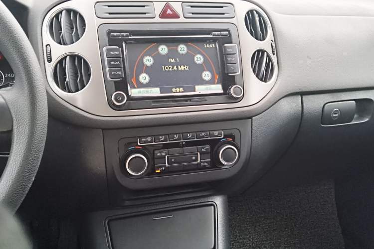 Used Volkswagen Tiguan 2012 1.8TSI Manual Two-Wheel Drive Enjoyment Edition Audio And AC Panel