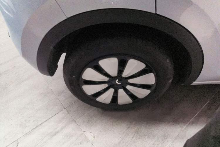 Used Wuling Bingo 2025 410 km Lingxi Deluxe Edition Right Rear Wheel Hub