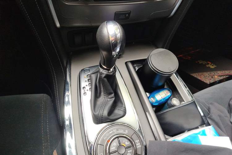 Used Nissan Patrol 2018 4.0L LinkedIn Edition Gear Lever