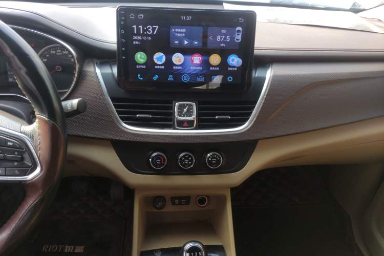 Used Baojun 730 2017 1.5T Manual Fashion Version 7 Seats China V Emission Standard Audio And AC Panel