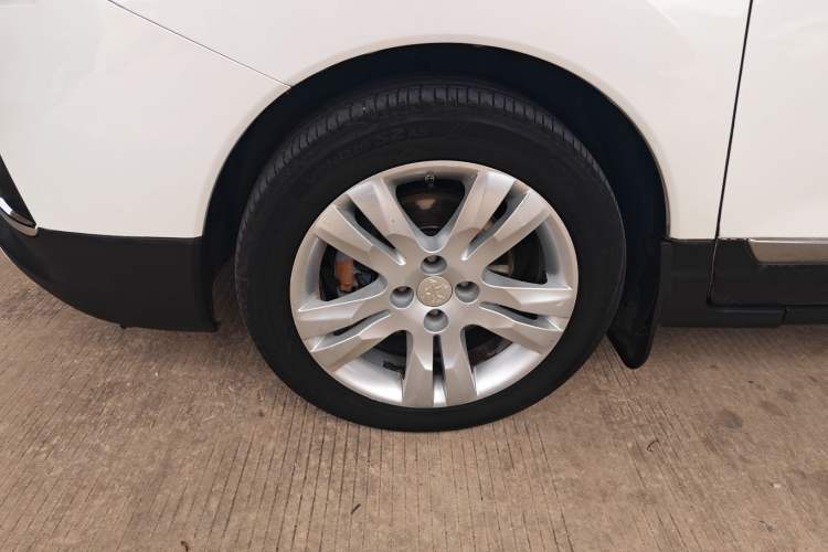 Used Peugeot 3008 2015 1.6THP Automatic Classic Edition Left Front Wheel Hub