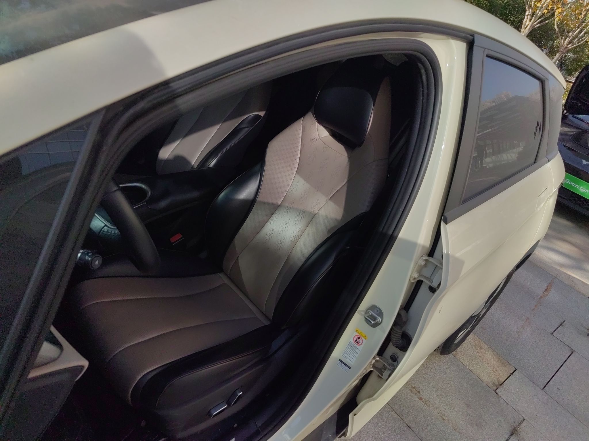 Переднее сиденье в автомобиле