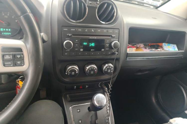 Used Jeep Compass 2011 2.4L four-wheel-drive sport version