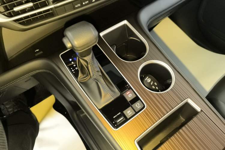 Used Toyota Granvia 2024 2.5L Hybrid Luxury Edition