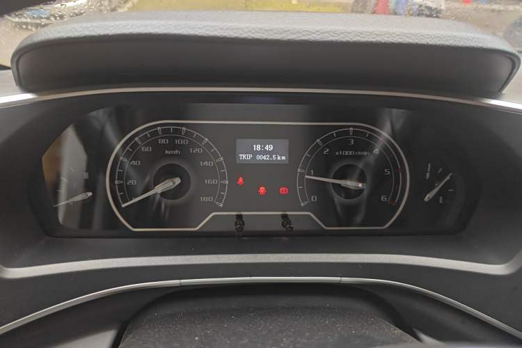 Used SAIC MAXUS Xintu V80 2025 Value Edition Aoyuntong 2.0T Manual Long Wheelbase Mid-Height Design 127 Ps 6/7/9-Seater Instrument Cluster