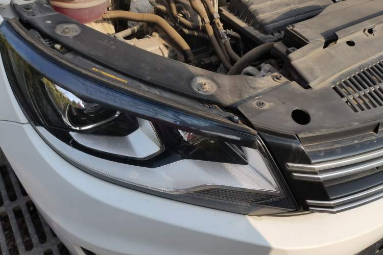 Used Volkswagen Tiguan 2016 280TSI Automatic Two-Wheel Drive Silk Road Comfort Edition Right Front Headlight