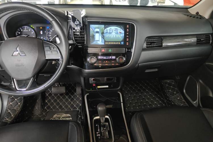 Used Mitsubishi Outlander 2019 2.0L Two-Wheel Drive Comfort Edition 7-Seater China VI Standard
