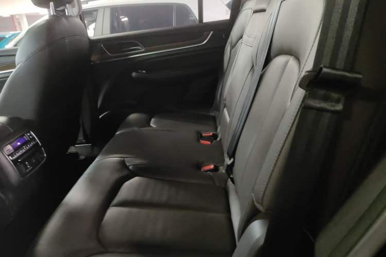 Used Roewe RX8 2019 30T Smart Connectivity Two-Wheel Drive Supreme Flagship Edition
