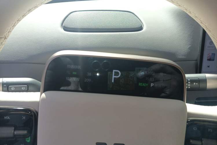 Used Li Auto i6 2025 Model Four-Wheel-Drive Standard Type
