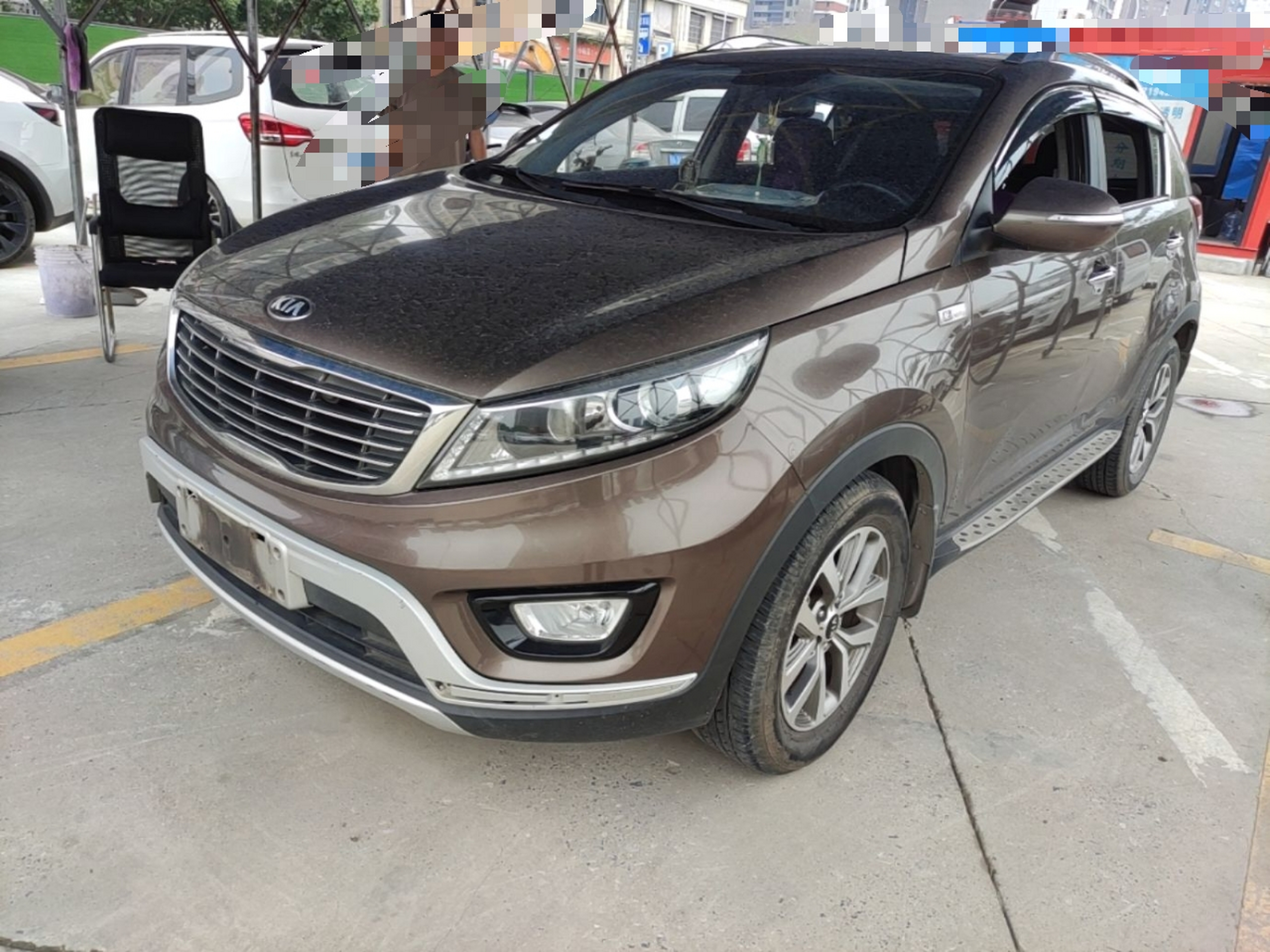 Под передней частью автомобиля