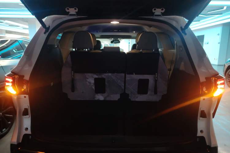 Used Toyota SIENNA 2021 2.5L Hybrid Luxury Edition Trunk