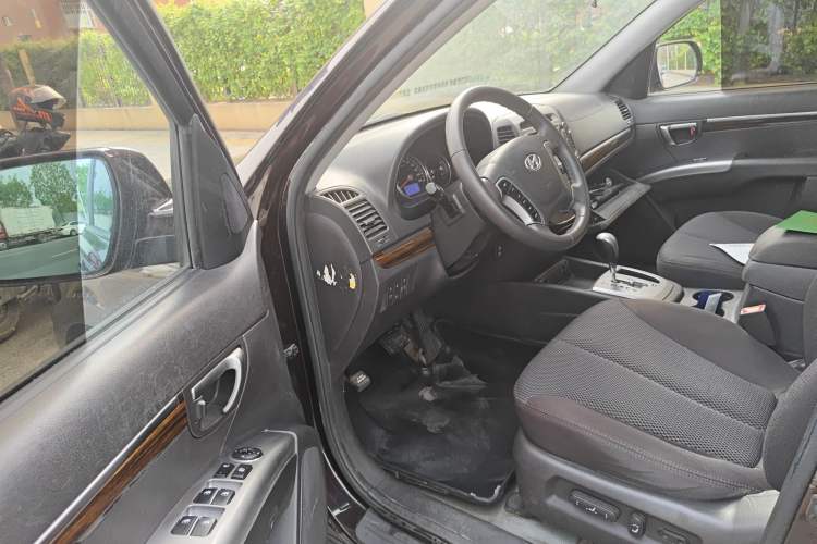 Used Hyundai Santa Fe Classic 2011 2.4 Comfort Edition 7-Seater Two-Wheel Drive