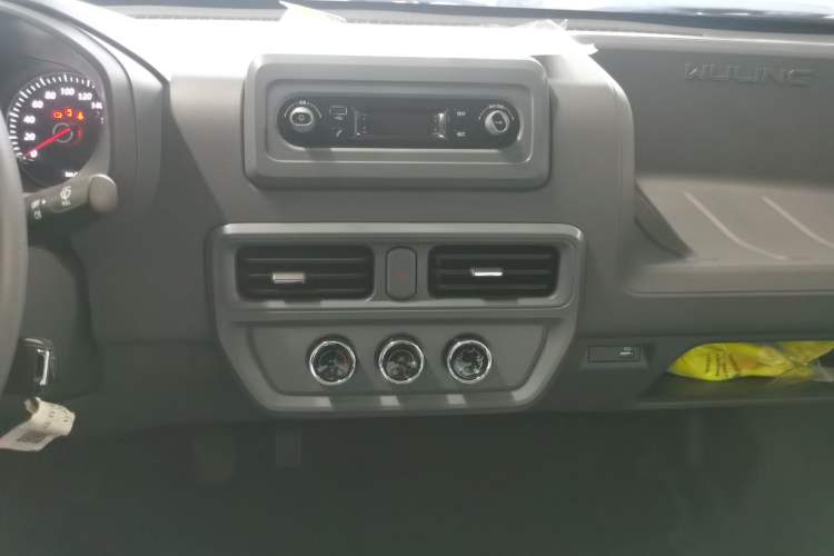 Used Wuling Yangguang 2024 300KM Comfort Version Passenger Van 75kW