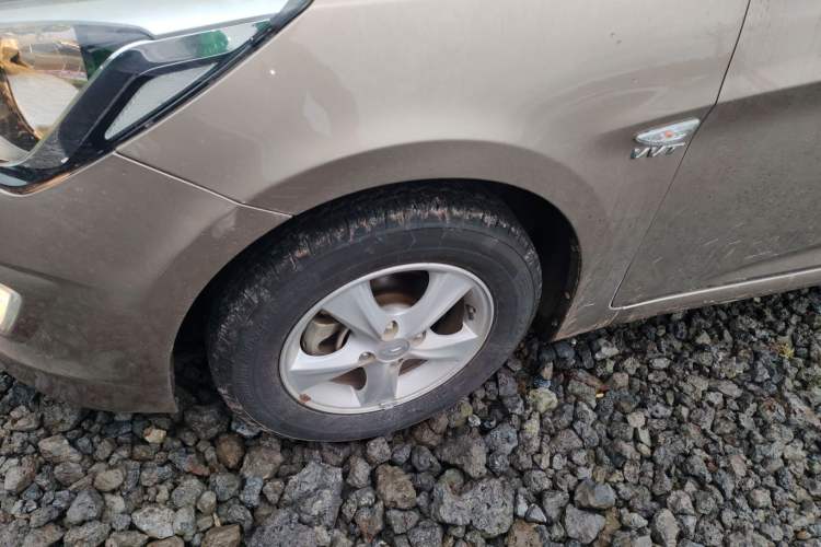 Used Hyundai Verna (older generation) 2014 1.4L Manual Smart GLS Trim Left Front Wheel Hub