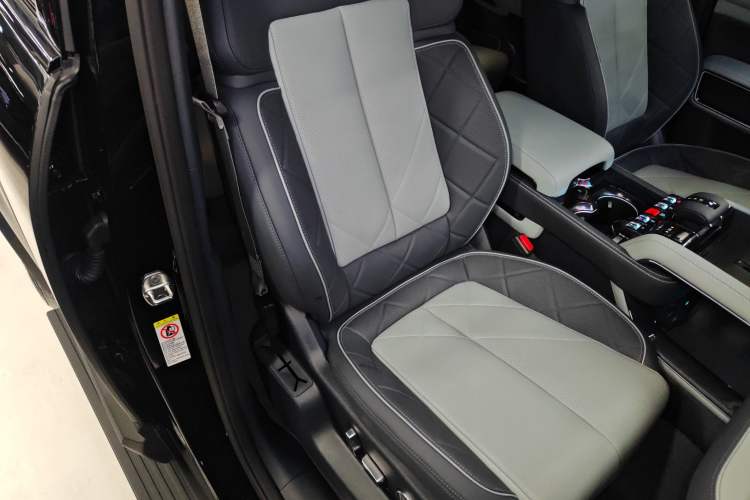 Used Formula Leopard Leopard 5 2023 Navigator Edition
