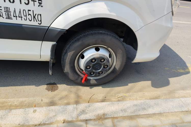 Used Foton Toano 2023 2.5T Manual Jixiang Van Extended Wheelbase Mid-Roof Design with Rear Dual Tires 3-Seater