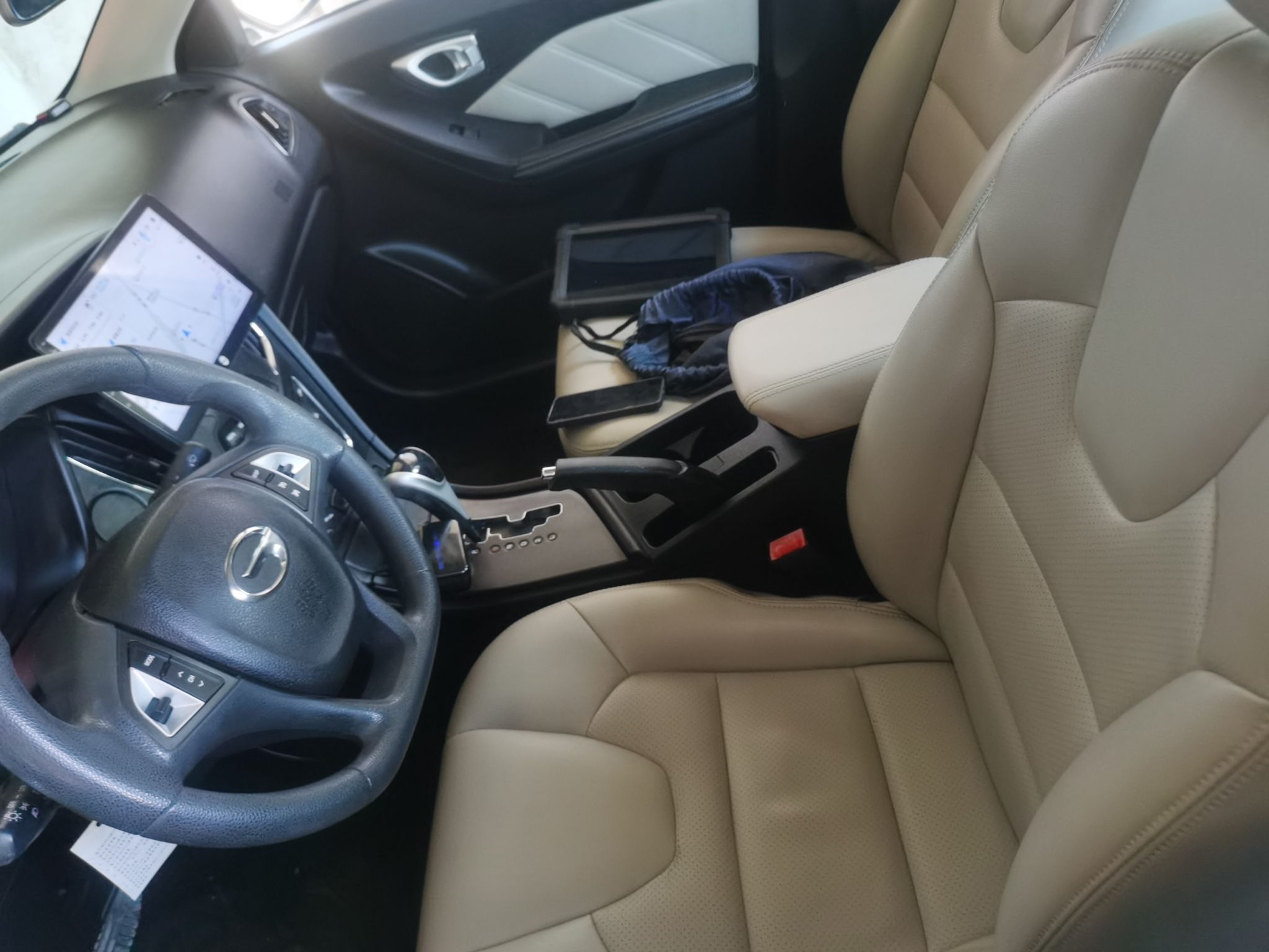 المقاعد الأمامية داخل السيارة