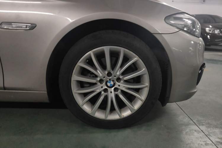 Used BMW 5 Series 2017 525Li Luxury Design Package Right Front Wheel Hub