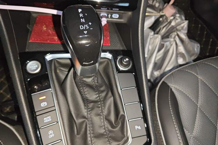 Used Volkswagen Sagitar 2025 300TSI DSG Excellence Edition Gear Lever