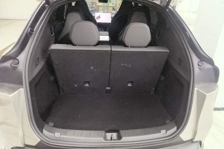 Used Tesla Model Y L 2025 Model Long-Range All-Wheel-Drive Version