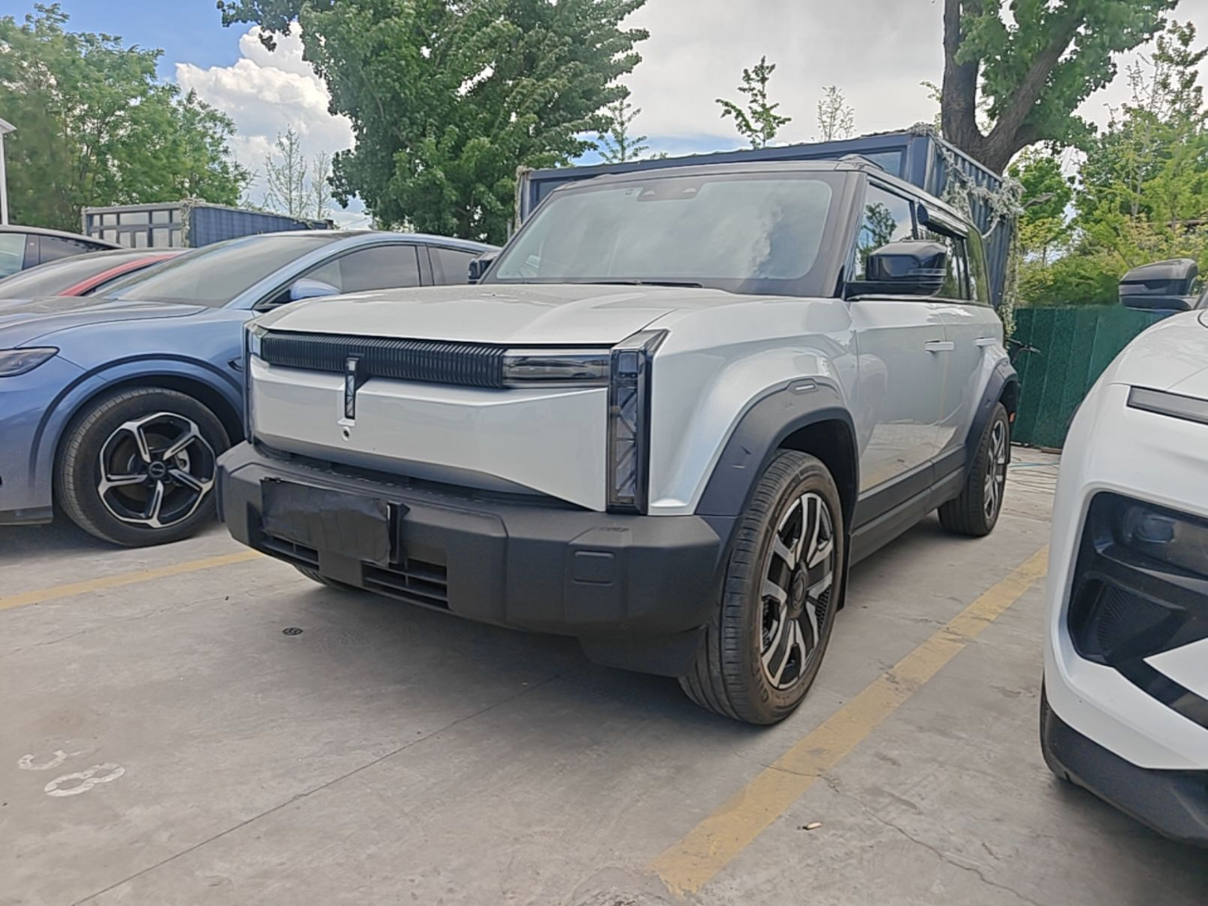 Под передней частью автомобиля