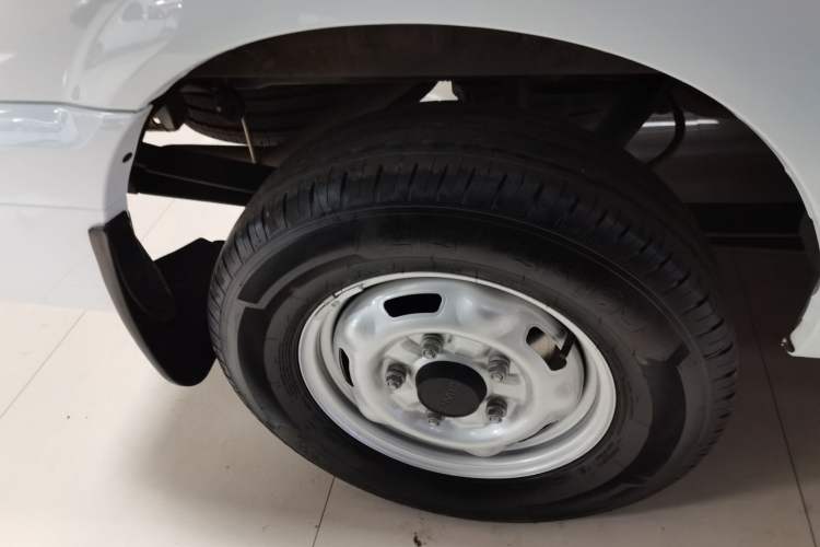 Used JMC Fushun 2025 2.0T 6MT Diesel Short-Wheelbase Low-Roof Commercial Multi-Purpose Passenger Vehicle with 5/6 Seats and Twin-Swing Tailgate
