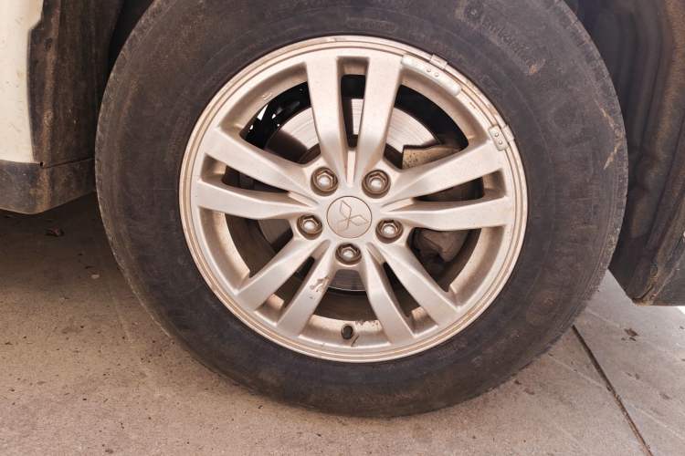 Used Mitsubishi Outlander 2013 2.0L 4x4 Urban Navigation Edition 5 Seats Right Front Wheel Hub