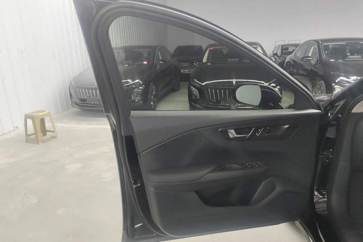 Used Hongqi E-QM5 2022 431 km Charge & Enjoy Edition