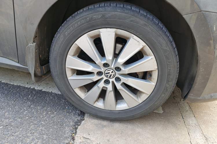 Used Volkswagen Lavida 2013 Restyled Classic 1.6L Manual Comfort Edition Right Front Wheel Hub