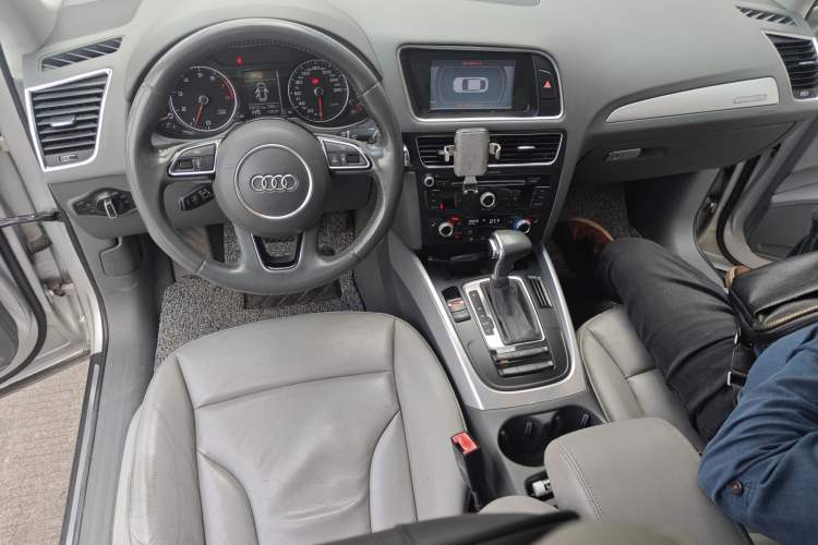 Used Audi Q5 2013 40 TFSI Technology Edition Center Console