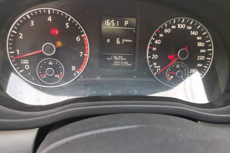 Used Volkswagen Passat 2013 1.8TSI DSG Prestige Edition Odometer Close Up