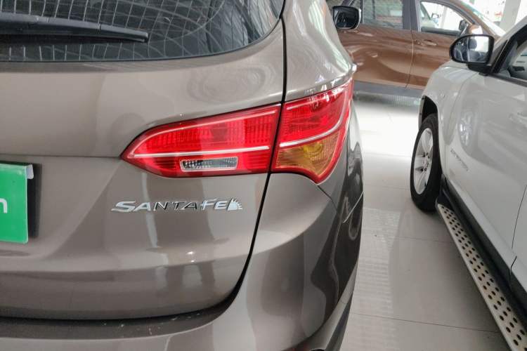 Used Hyundai Santa Fe 2013 2.4L Automatic Two-Wheel Drive Smart Version Right Rear Taillight