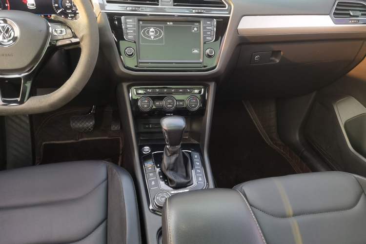 Used Volkswagen Tiguan L 2018 380TSI Automatic All-Wheel Drive Luxury Edition Gear Lever