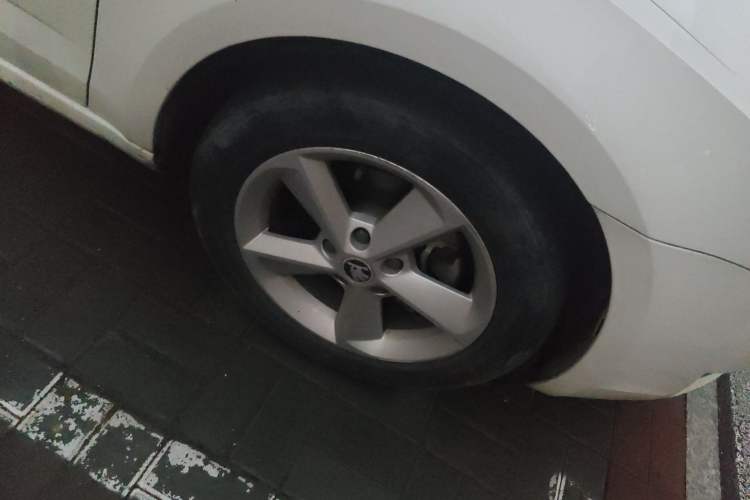 Used Skoda Octavia 2015 1.6L Manual Yijie Edition Right Front Wheel Hub