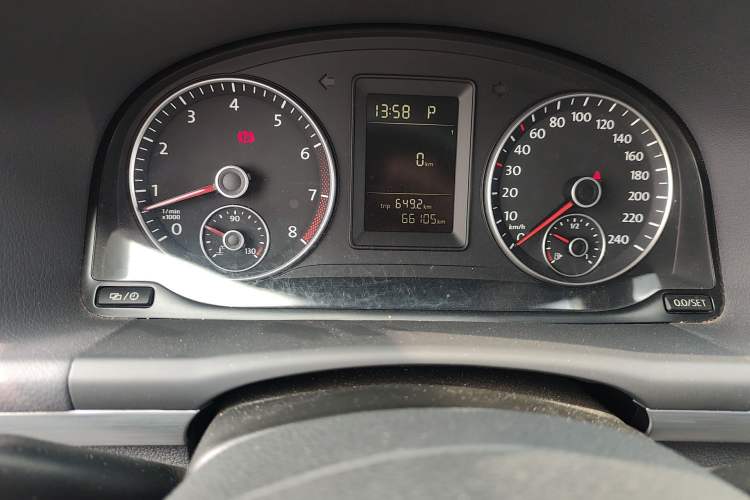 Used Volkswagen Touran 2015 1.4T DSG Comfort Edition 5 Seats Odometer Close Up