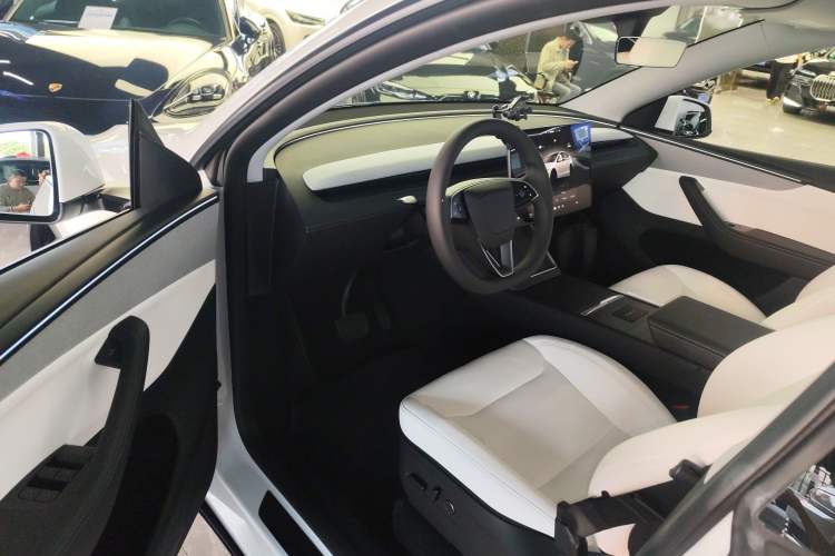 Used Tesla Model Y 2025 Rear-Wheel-Drive Version