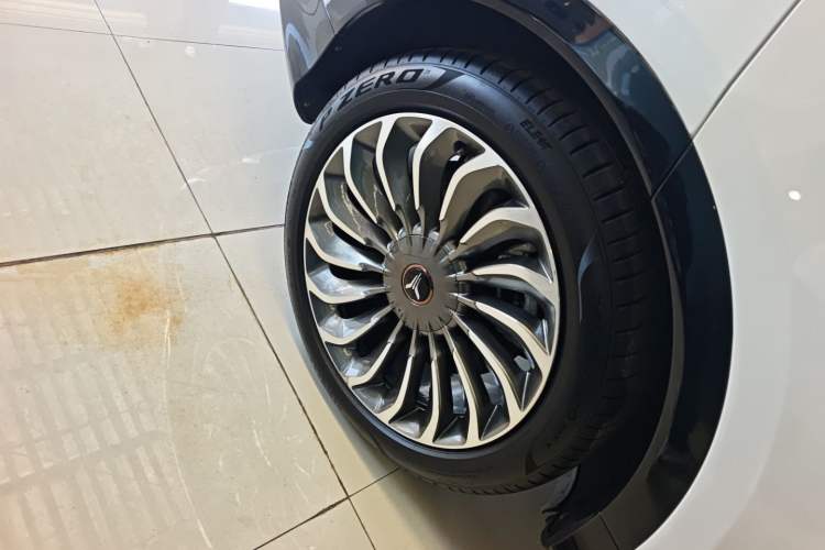 Used VOYAH FREE 2021 Four-Wheel Drive Standard Range-Extended Exclusive Luxury Package Right Rear Wheel Hub