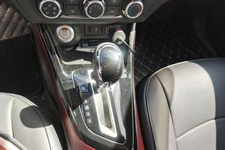 Used Nissan Lannia 2020 1.6L CVT Smart Connect Smart Cool Edition Gear Lever