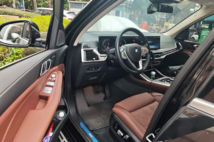 Used BMW X7 2023 xDrive40i Luxury Package with Leading Features Driver Seat