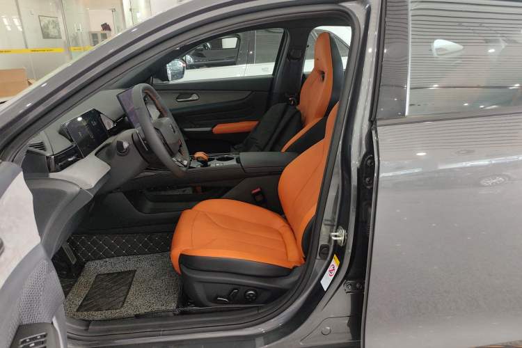 Used CHANGAN UNI-V 2025 Model Third-Generation 2.0T Dynamic Edition
