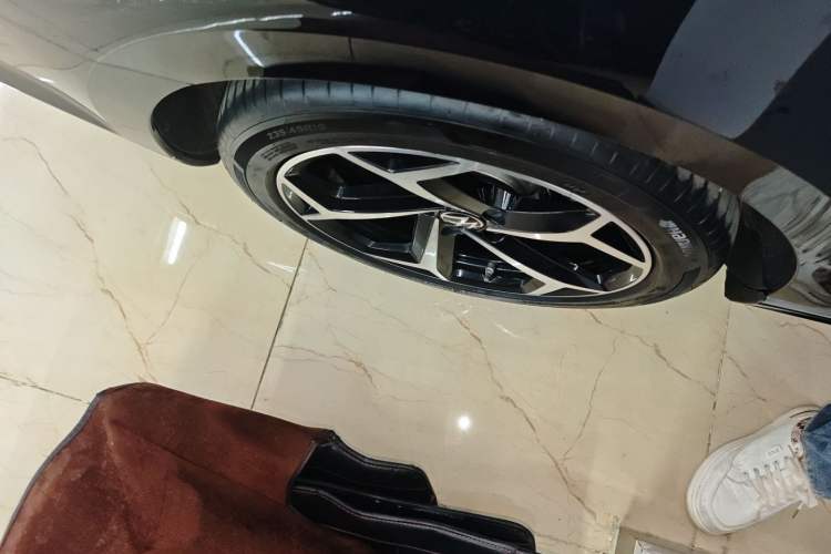 Used Volkswagen Magotan 2023 2 Million Units Commemorative Edition 330TSI DSG Luxury Version Right Rear Wheel Hub