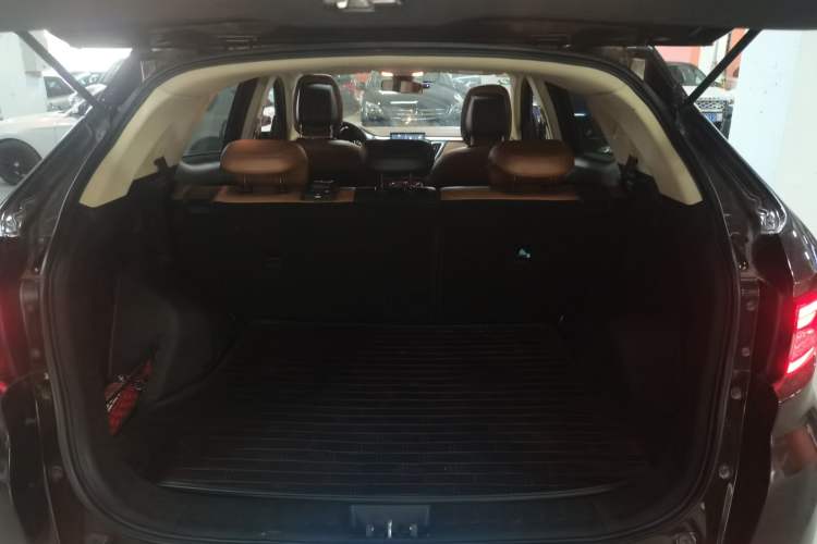 Used Soueast DX7 2017 1.5T Automatic Glory Edition Trunk