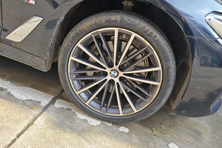 Used BMW 5 Series 2022 Second Facelift 530Li Leading Edition M Sport Package Right Front Wheel Hub