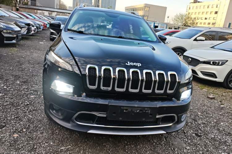 Used Jeep Cherokee 2016 2.4L Professional Smart Version
