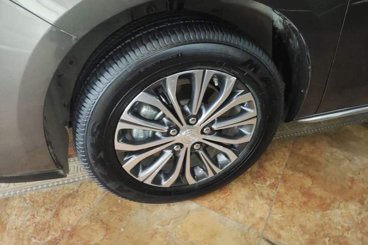 Used Buick GL8 2023 Facelifted Land Cruiser Executive Luxury Version Left Front Wheel Hub