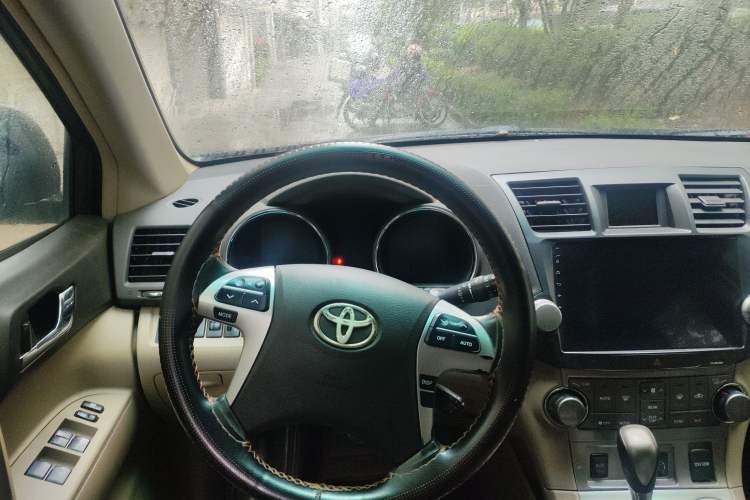 Used Toyota Highlander 2012 2.7L Two-Wheel Drive 7-Seater Luxury Edition Steering Wheel