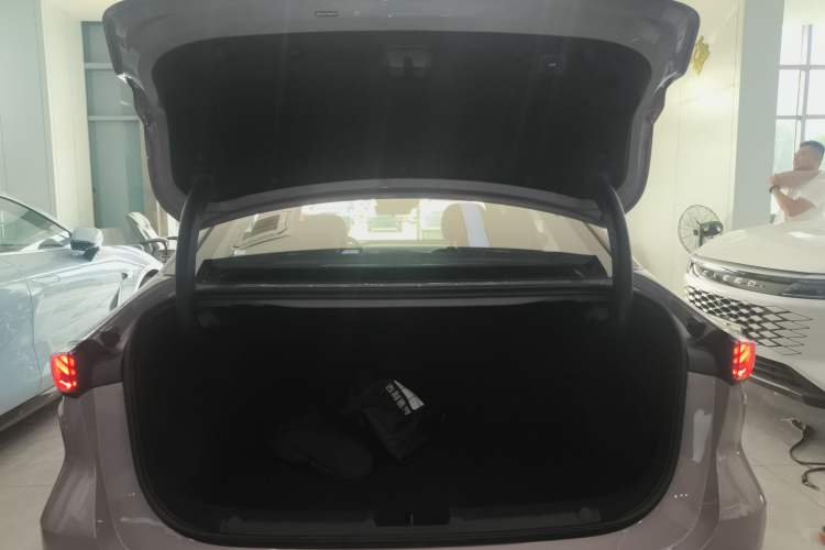 Used Geely Galaxy L6 2024 125km Creative Edition
