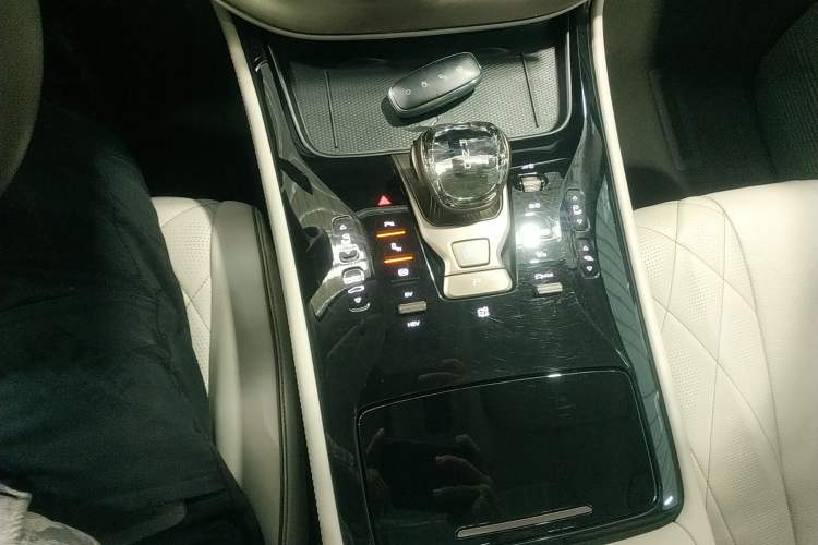 Used Denza D9 2022 DM-i 970 Four-Wheel Drive Prestige Model
