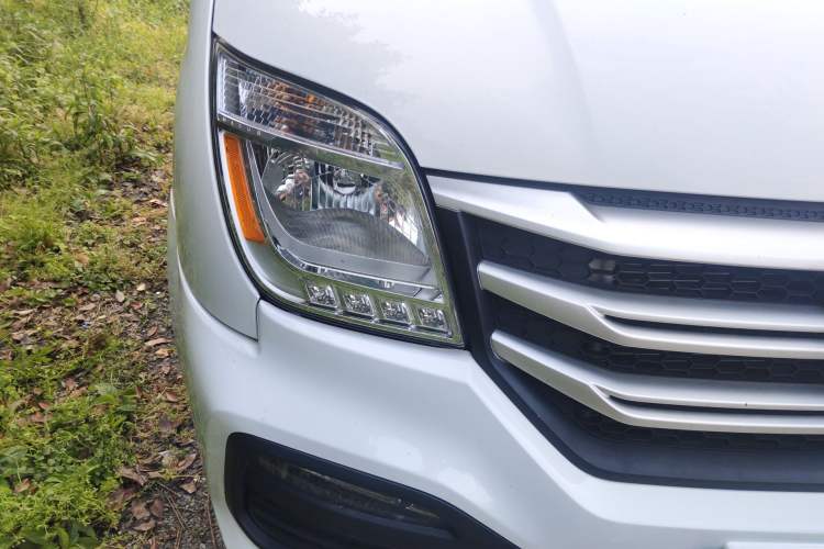 Used SAIC MAXUS Xintu V80 2025 PRO Aoyuntong 2.0T AMT Short Wheelbase Mid-Height 5/6-Seater
