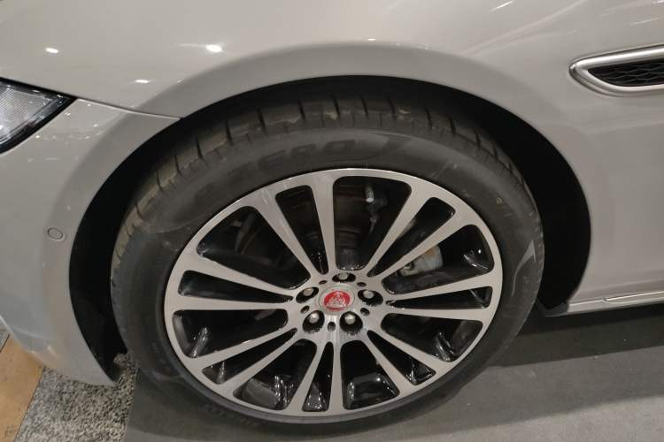 Used Jaguar XFL 2025 Model—2.0T P250, Two-Wheel Drive, Premium Luxury Edition